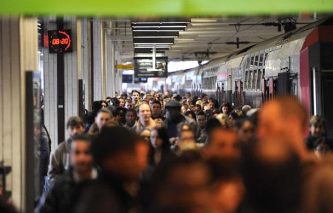 Une foule d'usagers tentent d'entrer dans un train à Gare du nord pendant les grèves de la SNCF, le 7 avril 2010. Une foule d'usagers tentent d'entrer dans un train à Gare du nord pendant les grèves de la SNCF, le 7 avril 2010.