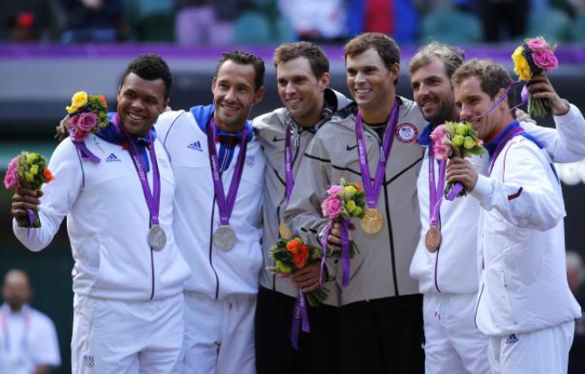 Le podium de l'épreuve du double en tennis, lors des Jeux olympiques de Londres, le 4 août 2012. De gauche à droite: Jo-Wilfried Tsonga, Michael Llodra, Bob et Mike Brian, Julien Benneteau et Richard Gasquet. Le podium de l'épreuve du double en tennis, lors des Jeux olympiques de Londres, le 4 août 2012. De gauche à droite: Jo-Wilfried Tsonga, Michael Llodra, Bob et Mike Brian, Julien Benneteau et Richard Gasquet.
