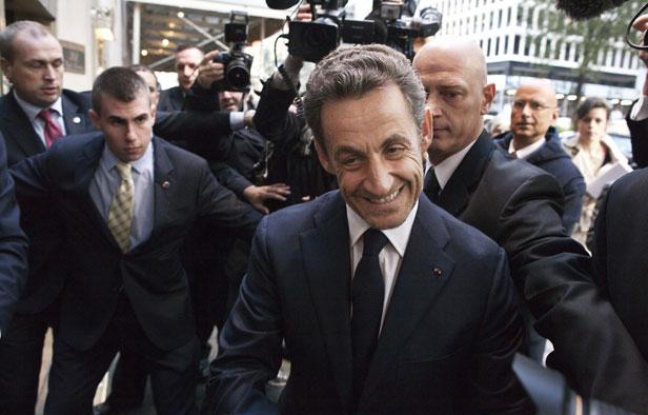 Nicolas Sarkozy lors de son arrivée dans un grand hôtel de New York afin d'y donner une conférence, le 11 octobre 2012. Nicolas Sarkozy lors de son arrivée dans un grand hôtel de New York afin d'y donner une conférence, le 11 octobre 2012.