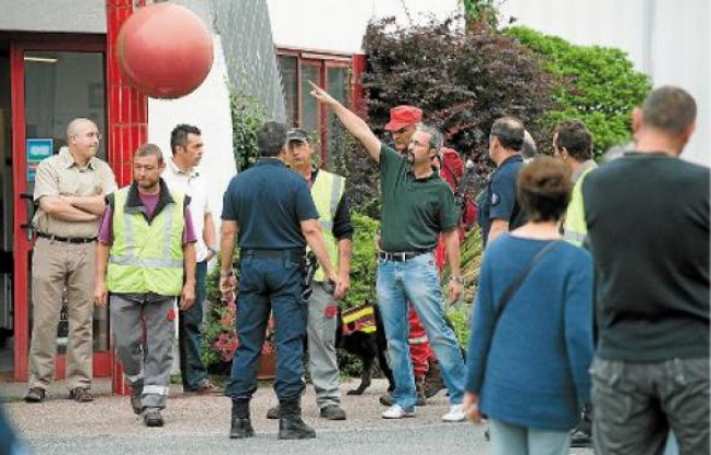 Deux cents fonctionnaires de police aidés de chiens pisteurs et de sapeurs-pompiers recherchent les deux cousins. Deux cents fonctionnaires de police aidés de chiens pisteurs et de sapeurs-pompiers recherchent les deux cousins.