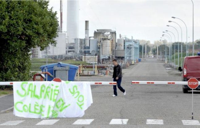 La raffinerie de Petit-Couronne du groupe suisse Petroplus.
La raffinerie de Petit-Couronne du groupe suisse Petroplus.