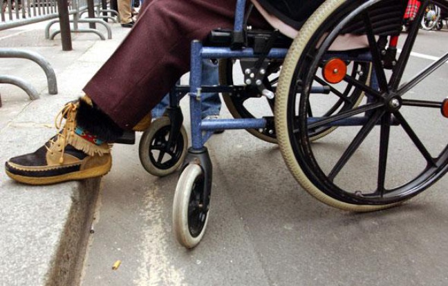 Illustration: une personne handicapée sur un fauteuil roulant. Illustration: une personne handicapée sur un fauteuil roulant.