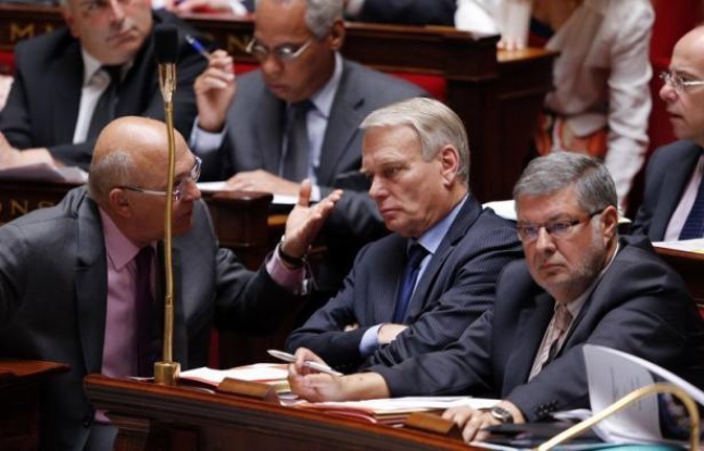Les emplois d'avenir, traduction du changement pour la gauche, recyclage des emplois jeunes pour la majorité de la droite, ont lancé mardi la session extraordinaire à l'Assemblée nationale à l'heure où le gouvernement veut inverser la courbe du chômage d'ici un an. Les emplois d'avenir, traduction du changement pour la gauche, recyclage des emplois jeunes pour la majorité de la droite, ont lancé mardi la session extraordinaire à l'Assemblée nationale à l'heure où le gouvernement veut inverser la courbe du chômage d'ici un an.