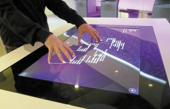 La nouvelle tablette Surface 2.0 conçue par Microsoft, version très grand écran. La nouvelle tablette Surface 2.0 conçue par Microsoft, version très grand écran.