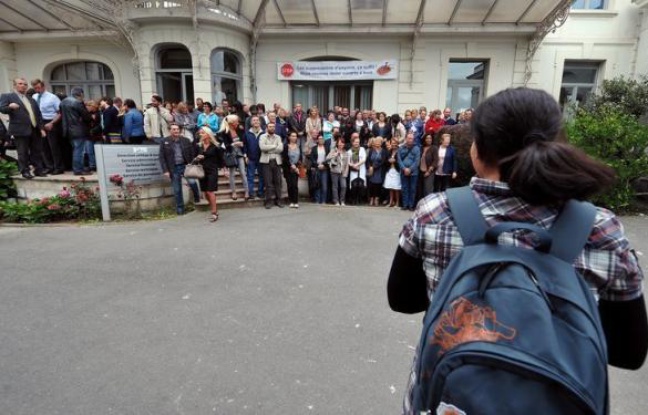 La région Ile-de-France va diminuer ses aides aux lycées privés, décision qui prendra effet à la rentrée 2013 avec l'arrêt de la prise en charge de la gratuité des manuels scolaires, en revenant à ce que lui impose "strictement la loi", a indiqué vendredi Henriette Zoughebi, vice-présidente en charge des lycées. La région Ile-de-France va diminuer ses aides aux lycées privés, décision qui prendra effet à la rentrée 2013 avec l'arrêt de la prise en charge de la gratuité des manuels scolaires, en revenant à ce que lui impose "strictement la loi", a indiqué vendredi Henriette Zoughebi, vice-présidente en charge des lycées.