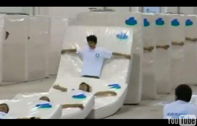 Capture d'écran de la vidéo du nouveau record de domino humain avec matelas réalisé à Shanghai, en Chine. Capture d'écran de la vidéo du nouveau record de domino humain avec matelas réalisé à Shanghai, en Chine.