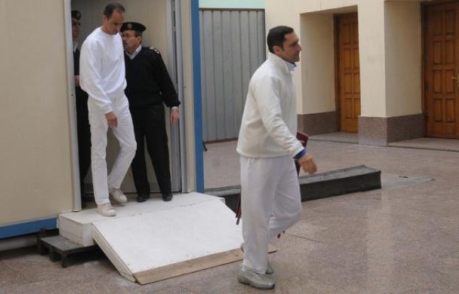 Les deux fils du président égyptien déchu Hosni Moubarak, déjà jugés pour malversations, sont sous le coup d'un nouveau procès pour corruption, a annoncé mercredi la télévision d'Etat. Les deux fils du président égyptien déchu Hosni Moubarak, déjà jugés pour malversations, sont sous le coup d'un nouveau procès pour corruption, a annoncé mercredi la télévision d'Etat.