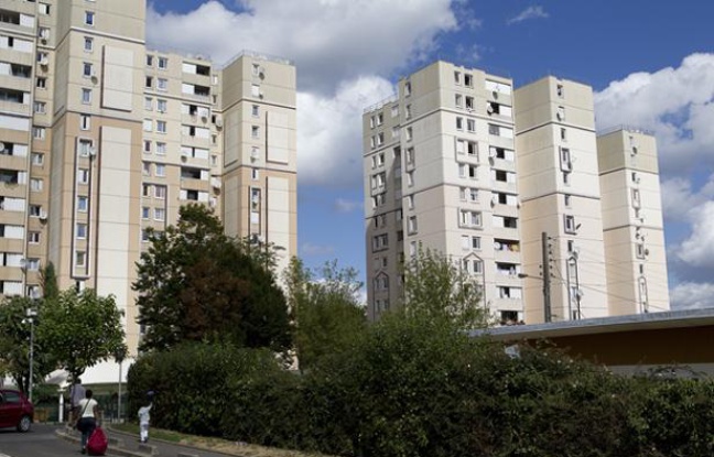 Cité des Tarterêts à Corbeil Essonne en août 2012. Cité des Tarterêts à Corbeil Essonne en août 2012.