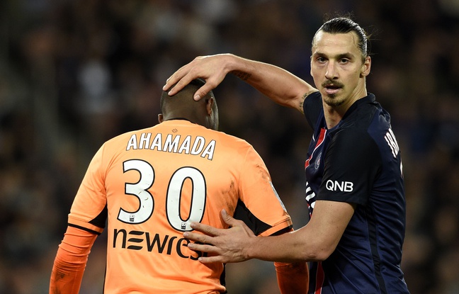 Ali Ahamada, le gardien du TFC, au côté de l'attaquant du PSG Zlatan Ibrahimovic lors de la large victoire de Paris sur Toulouse (5-0), le 7 novembre 2015 au Parc des Princes. Ali Ahamada, le gardien du TFC, au côté de l'attaquant du PSG Zlatan Ibrahimovic lors de la large victoire de Paris sur Toulouse (5-0), le 7 novembre 2015 au Parc des Princes.