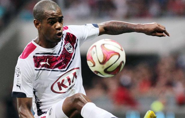 L'attaquant des Girondins Diego Rolan lors du match entre Nice et Bordeaux le 23 août 2014. L'attaquant des Girondins Diego Rolan lors du match entre Nice et Bordeaux le 23 août 2014.
