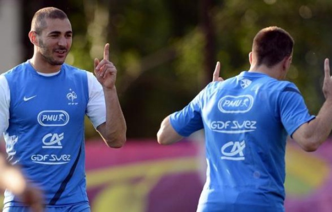 Les statuts sont incertains dans un groupe D très ouvert où seule la Suède a été épargnée par les blessures, mais la France et son attaque impressionnante et la très homogène bande à Ibrahimovic partiront favoris lundi, respectivement contre l'Angleterre et l'Ukraine, pays-hôte. Les statuts sont incertains dans un groupe D très ouvert où seule la Suède a été épargnée par les blessures, mais la France et son attaque impressionnante et la très homogène bande à Ibrahimovic partiront favoris lundi, respectivement contre l'Angleterre et l'Ukraine, pays-hôte.