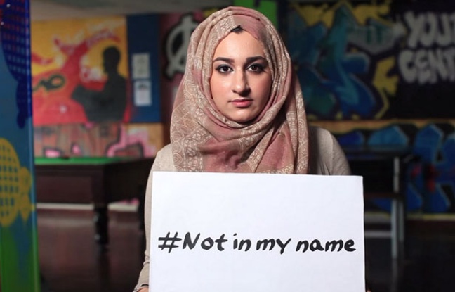 Une musulmane participant au mouvement #NotInMyName sur Twitter. Une musulmane participant au mouvement #NotInMyName sur Twitter.