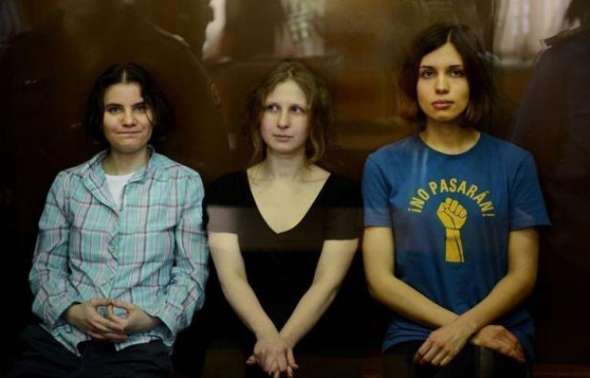 La Russie fait face samedi à une volée de critiques après la condamnation la veille à deux ans de camp des trois jeunes femmes du groupe de punk rock russe Pussy Riot, une peine qui pourrait toutefois être adoucie en appel, selon certains observateurs. La Russie fait face samedi à une volée de critiques après la condamnation la veille à deux ans de camp des trois jeunes femmes du groupe de punk rock russe Pussy Riot, une peine qui pourrait toutefois être adoucie en appel, selon certains observateurs.