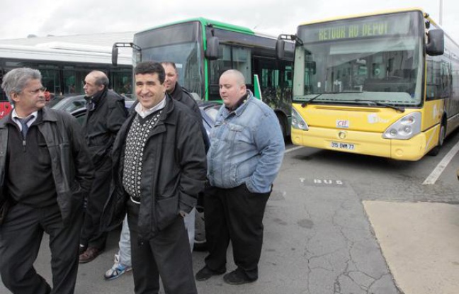 Des chauffeurs de bus de la compagnie des Courriers de l'Ile-de-France (CIF) se tiennent près de bus au siège d'une des entreprises de transport en commun de Villepinte, le 2 avril 2010. Des chauffeurs de bus de la compagnie des Courriers de l'Ile-de-France (CIF) se tiennent près de bus au siège d'une des entreprises de transport en commun de Villepinte, le 2 avril 2010.