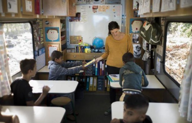 "Bonjour, on vient chercher les enfants pour l'école!". C'est la rentrée jeudi au bidonville de La Courneuve où vivent un millier de Roms. Trois enseignants font classe dans des camions colorés, dans l'espoir d'inscrire un jour les élèves dans une école en dur. "Bonjour, on vient chercher les enfants pour l'école!". C'est la rentrée jeudi au bidonville de La Courneuve où vivent un millier de Roms. Trois enseignants font classe dans des camions colorés, dans l'espoir d'inscrire un jour les élèves dans une école en dur.
