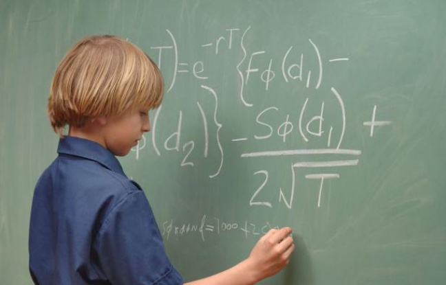 Un garçon de neuf ans résout une équation de mathématiques Un garçon de neuf ans résout une équation de mathématiques