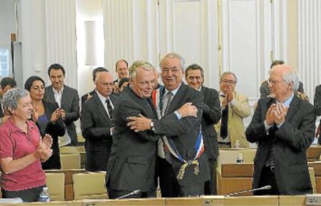 Jean-Marc Ayrault a passé l'écharpe de maire à son ancien premier adjoint, Patrick Rimbert. Jean-Marc Ayrault a passé l'écharpe de maire à son ancien premier adjoint, Patrick Rimbert.