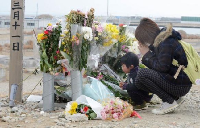Le Japon va se figer le 11 mars pour se souvenir du terrible tsunami dans la région du Tohoku et constater l'immensité des chantiers hérités de cette catastrophe historique qui a fait près de 19.000 morts il y a deux ans. Le Japon va se figer le 11 mars pour se souvenir du terrible tsunami dans la région du Tohoku et constater l'immensité des chantiers hérités de cette catastrophe historique qui a fait près de 19.000 morts il y a deux ans.