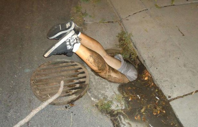 Coincé dans un égout Coincé dans un égout