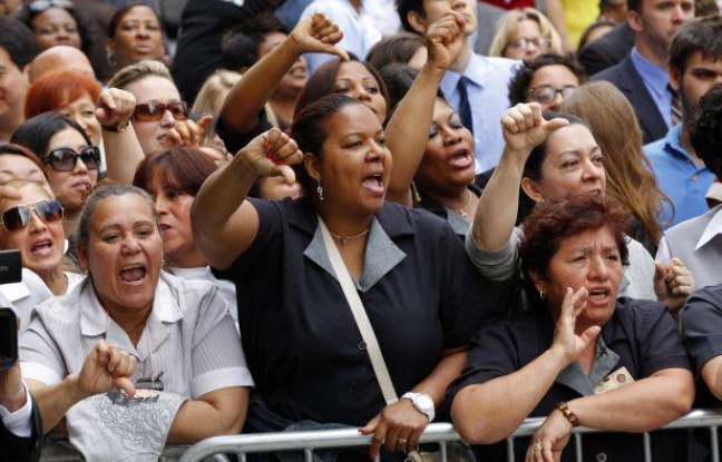 Des femmes de chambre manifestent devant le tribunal de New York où se tient l'audience de Dominique Strauss-Kahn, le 6 juin 2011. Des femmes de chambre manifestent devant le tribunal de New York où se tient l'audience de Dominique Strauss-Kahn, le 6 juin 2011.