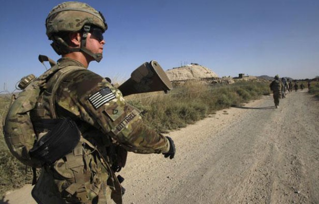 Des soldats de l'armée américaine patrouillent dans le village de Chariagen, dans la province de Kandahar, en Afghanistan, le 22 juin 2011. Des soldats de l'armée américaine patrouillent dans le village de Chariagen, dans la province de Kandahar, en Afghanistan, le 22 juin 2011.