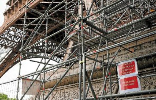L'accès à l'échafaudage du pilier ouest de la tour Eiffel était mal fermé, selon la police. L'accès à l'échafaudage du pilier ouest de la tour Eiffel était mal fermé, selon la police.