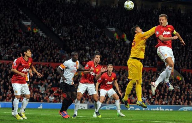 Le défenseur central serbe et capitaine de Manchester United Nemanja Vidic, 30 ans, va manquer les huit prochaines semaines de compétition en raison d'une blessure à un genou, a annoncé mardi le club de Premier League. Le défenseur central serbe et capitaine de Manchester United Nemanja Vidic, 30 ans, va manquer les huit prochaines semaines de compétition en raison d'une blessure à un genou, a annoncé mardi le club de Premier League.