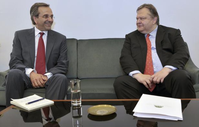 Le leader de Nouvelle Démocratie, Antonis Samaras (à gauche) et son homologue du Pasok, Evangélos Vénizélos, le 18 juin 2012, à Athènes (Grèce). Le leader de Nouvelle Démocratie, Antonis Samaras (à gauche) et son homologue du Pasok, Evangélos Vénizélos, le 18 juin 2012, à Athènes (Grèce).