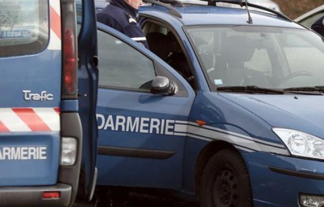 Une mineure de 14 ans, accusée d'avoir tué sa mère d'un coup de couteau à Pontaumur (Puy-de-Dôme), a été mise en examen pour "homicide volontaire sur ascendant" et écrouée, a-t-on appris dimanche auprès du parquet de Clermont-Ferrand. Une mineure de 14 ans, accusée d'avoir tué sa mère d'un coup de couteau à Pontaumur (Puy-de-Dôme), a été mise en examen pour "homicide volontaire sur ascendant" et écrouée, a-t-on appris dimanche auprès du parquet de Clermont-Ferrand.