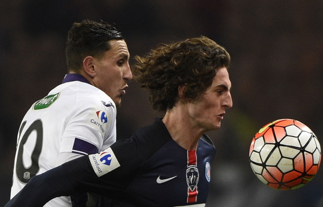 Adrien Regattin au duel avec Adrien Rabiot lors du match entre le PSG et Toulouse le 19 janvier 2016. Adrien Regattin au duel avec Adrien Rabiot lors du match entre le PSG et Toulouse le 19 janvier 2016.