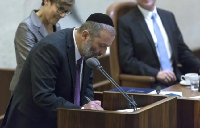 Le ministre de l'Economie israélien Arye Deri, le 14 mai 2015 à la Knesset Le ministre de l'Economie israélien Arye Deri, le 14 mai 2015 à la Knesset
