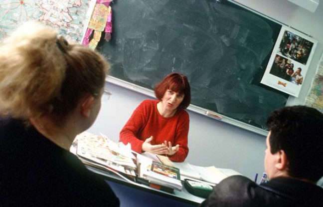 Une recontre entre des parents d'élèves et un professeur. Une recontre entre des parents d'élèves et un professeur.