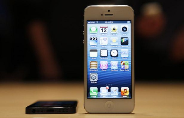 Présenté le 12 septembre 2012, l'iPhone 5 est le smartphone le plus fin du monde. Présenté le 12 septembre 2012, l'iPhone 5 est le smartphone le plus fin du monde.