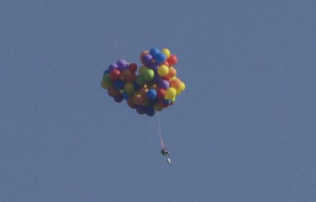 Un Canadien s'est envolé à l'aide de ballons d'hélium, comme dans le film