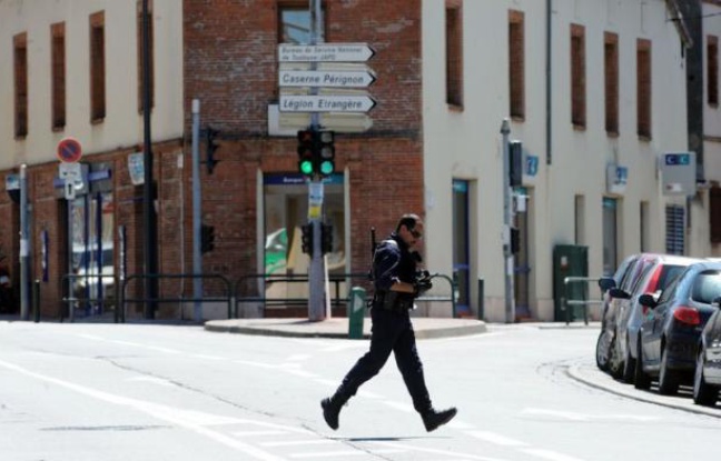 Un homme se réclamant d'Al-Qaïda retient quatre personnes en otages, mercredi à Toulouse, dans une agence bancaire, à quelques centaines de mètres des lieux où Mohamed Merah a été tué il y a trois mois. Un homme se réclamant d'Al-Qaïda retient quatre personnes en otages, mercredi à Toulouse, dans une agence bancaire, à quelques centaines de mètres des lieux où Mohamed Merah a été tué il y a trois mois.