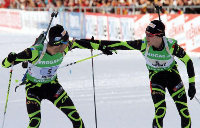 Les biathlètes français Martin Fourcade (à g.) et Alexis Boeuf lors d'un relais à Anterselva le 22 janvier 2012. Les biathlètes français Martin Fourcade (à g.) et Alexis Boeuf lors d'un relais à Anterselva le 22 janvier 2012.