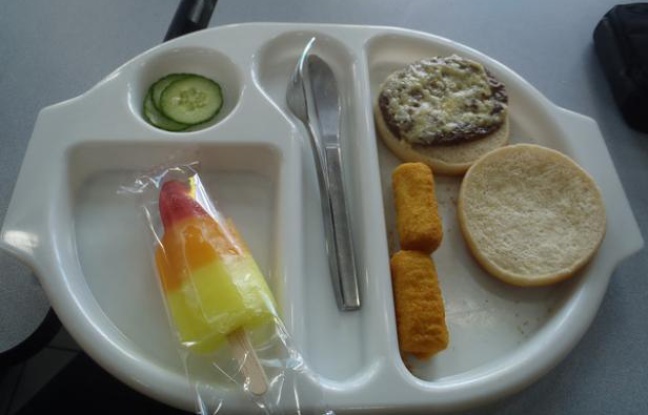 Un repas servi à la cantine d'une école primaire écossaise, photographié par Martha Payne, âgée de 9 ans. Un repas servi à la cantine d'une école primaire écossaise, photographié par Martha Payne, âgée de 9 ans.