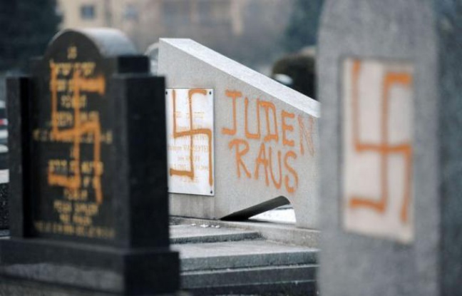 Trois jeunes appartenant à la mouvance skinhead ont été condamnés mercredi à Strasbourg à des peines de 12 à 18 mois de prison ferme pour avoir profané en 2010 trois cimetières juif et musulmans, lors d'un procès houleux où les familles des victimes ont laissé éclater leur colère. Trois jeunes appartenant à la mouvance skinhead ont été condamnés mercredi à Strasbourg à des peines de 12 à 18 mois de prison ferme pour avoir profané en 2010 trois cimetières juif et musulmans, lors d'un procès houleux où les familles des victimes ont laissé éclater leur colère.