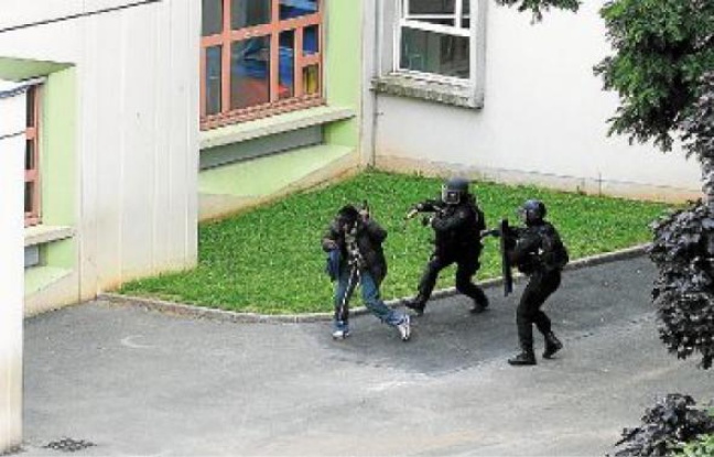 Le preneur d'otage a été maîtrisé sans opposer de résistance mardi par les policiers du Raid. Le preneur d'otage a été maîtrisé sans opposer de résistance mardi par les policiers du Raid.