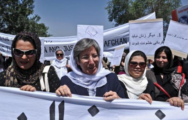 Une centaine d'Afghans, pour la plupart des femmes impliquées dans le combat pour leurs droits, ont manifesté mercredi à Kaboul afin de protester contre la récente exécution filmée de l'une d'entre elles, accusée d'adultère. Une centaine d'Afghans, pour la plupart des femmes impliquées dans le combat pour leurs droits, ont manifesté mercredi à Kaboul afin de protester contre la récente exécution filmée de l'une d'entre elles, accusée d'adultère.