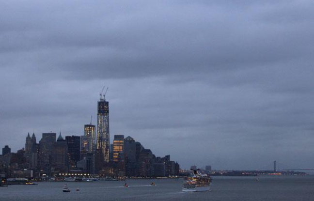 La skyline de Lower Manhattan, à New York, sous un ciel gris, avant l'arrivée de l'ouragan Sandy, le 28 octobre 2012. La skyline de Lower Manhattan, à New York, sous un ciel gris, avant l'arrivée de l'ouragan Sandy, le 28 octobre 2012.