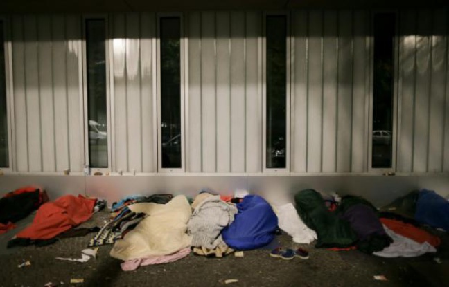 Des migrants et réfugiés devant l'office de la santé et des affaires sociales à Berlin, le 30 septembre 2015 Des migrants et réfugiés devant l'office de la santé et des affaires sociales à Berlin, le 30 septembre 2015