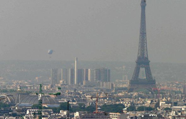 Paris victime de pollution à l'ozone, le 16 juin 2003. Paris victime de pollution à l'ozone, le 16 juin 2003.
