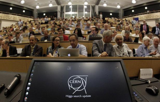 Le public attend les révélations du Cern sur le boson de Higgs, à Meyrin (Suisse), le 4 juillet 2012. Le public attend les révélations du Cern sur le boson de Higgs, à Meyrin (Suisse), le 4 juillet 2012.