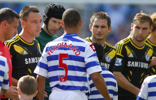 Le défenseur Anton Ferdinand (de dos) refuse de serrer la main de John Terry, lors du match QPR - Chelsea, le 15 septembre 2012 à Londres. Le défenseur Anton Ferdinand (de dos) refuse de serrer la main de John Terry, lors du match QPR - Chelsea, le 15 septembre 2012 à Londres.