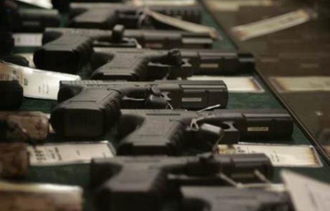 Guns are seen inside a display case at the Cabela's store in Fort Worth, Texas June 26, 2008. Individual Americans have a right to own guns, the Supreme Court ruled on Thursday for the first time in history, striking down a strict gun control law in the U.S. capital. REUTERS/Jessica Rinaldi (UNITED STATES) Guns are seen inside a display case at the Cabela's store in Fort Worth, Texas June 26, 2008. Individual Americans have a right to own guns, the Supreme Court ruled on Thursday for the first time in history, striking down a strict gun control law in the U.S. capital. REUTERS/Jessica Rinaldi (UNITED STATES)