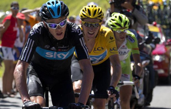 Christopher Froome devant Bradley Wiggins et Vincenzo Nibali, le 17 juillet 2012, sur le Tour de France. Christopher Froome devant Bradley Wiggins et Vincenzo Nibali, le 17 juillet 2012, sur le Tour de France.