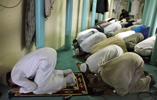 Des musulmans prient à la nouvelle mosquée de Strasbourg, qui a ouvert ses portes le 1 août 2011 pour le debut du jeûne du Ramadan. Des musulmans prient à la nouvelle mosquée de Strasbourg, qui a ouvert ses portes le 1 août 2011 pour le debut du jeûne du Ramadan.
