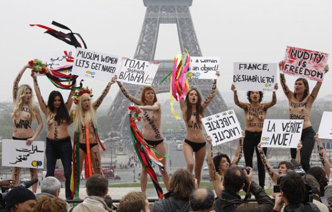 Les activistes féministes de Femen manifestent contre l'intégrisme islamique, le 31 mars 2012 à Paris. Les activistes féministes de Femen manifestent contre l'intégrisme islamique, le 31 mars 2012 à Paris.