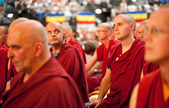 Des bouddhistes français lors de la conférence du Dalai Lama, au Zénith de Toulouse, le 15 août 2011. Des bouddhistes français lors de la conférence du Dalai Lama, au Zénith de Toulouse, le 15 août 2011.